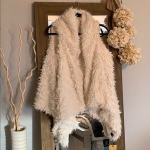 💕HP🎉💕Lush Cream Vegan Fur Vest💕💕
